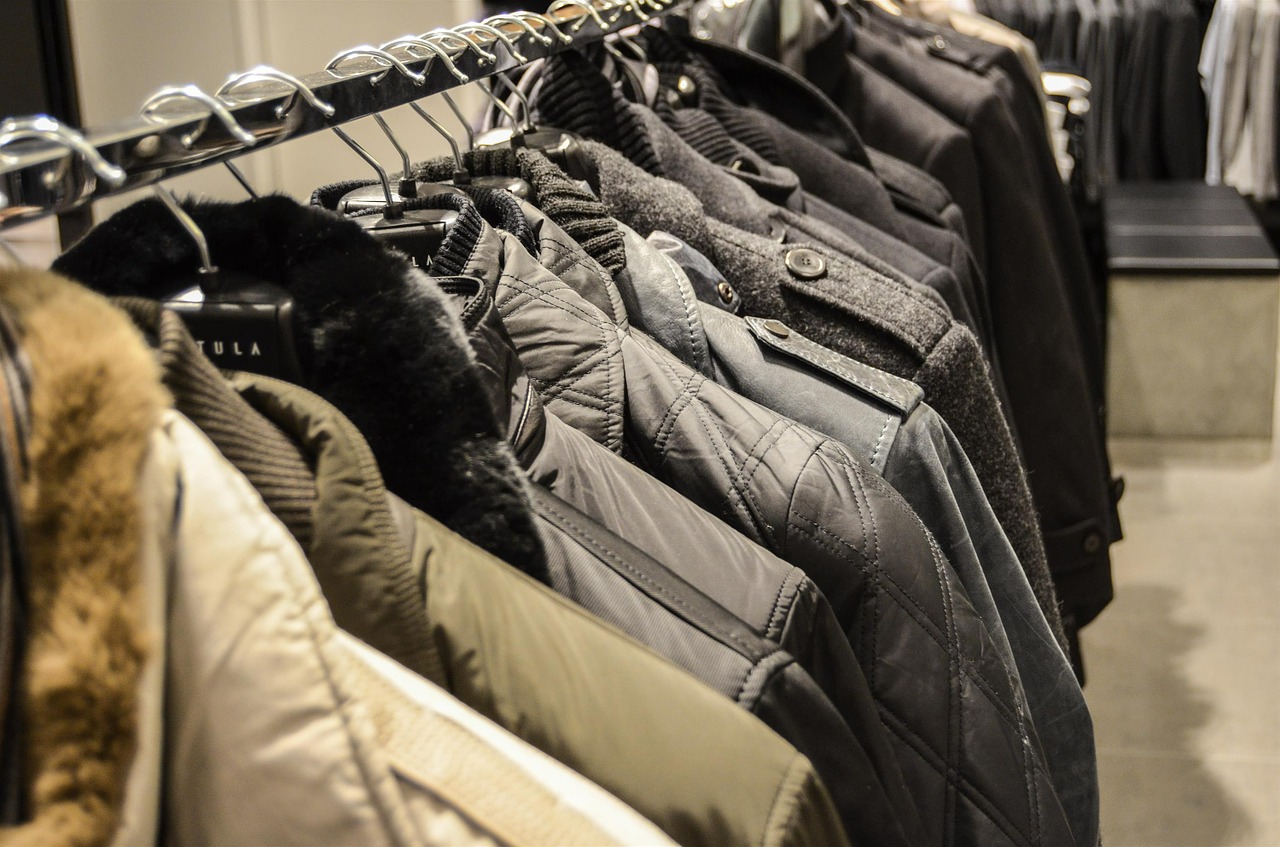 Kupuj ubrania w korzystnych cenach w sklepach internetowych