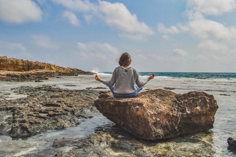 Świetny sposób na relaks – jak medytować?