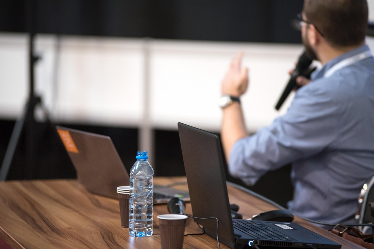 Jak zorganizować profesjonalną konferencję biznesową w Warszawie – praktyczne wskazówki