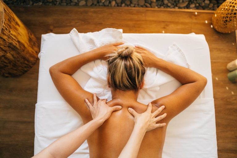 Ergonomia pracy i masaż relaksacyjny: sprawdzony sposób na zdrowszych pracowników.